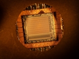 Ein EPROM (Erasable Programmable Read-Only Memory) ist ein nichtflüchtiger Speicherbaustein, der ab den 1970er Jahren in Computern eingesetzt wurde. Das gespeicherte Programm kann durch ultraviolettes Licht (Wellenlänge ca. 253,7 nm) wieder gelöscht werden. Deshalb besitzt der EPROM-Chip ein lichtdurchlässiges Quarzfenster, durch das ich hier fotografiert habe. Nach mehrminütiger UV-Bestrahlung ist der Speicher vollständig gelöscht und kann neu programmiert werden. Heute wird diese Technik nicht mehr benutzt. 